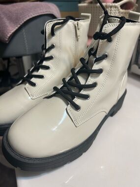 Old Navy Cream Lace-Up Kids Combat Boots with Black Laces